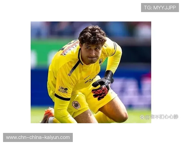 曼联肋部传球到位,加纳乔盘过门将推射入网